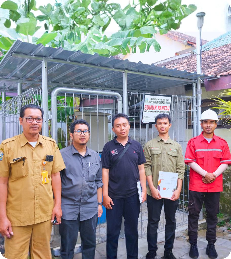 Tim teknis melakukan kunjungan ke lokasi sumur pantau untuk monitoring tinggi muka air tanah.